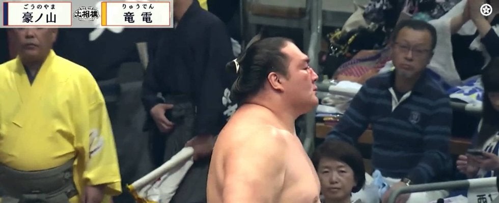 「割れてる」「パックリだ」振り返った力士の姿にファン衝撃 幕内の取組でアクシデント