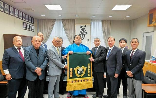 箕島高卒業生・藤凌駕関が大相撲で新十両に　記念の化粧まわしを贈呈