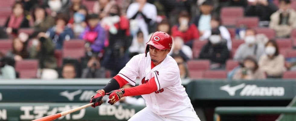 【トライアウト】最年長40歳広島松山、第１打席は右前打　16年日本Sで大谷翔平から本塁打