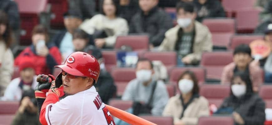 前広島　４０歳の松山が３安打！本拠地マツダ沸く「まだやりたい」１８歳下、森木の速球を中前にはじき返す