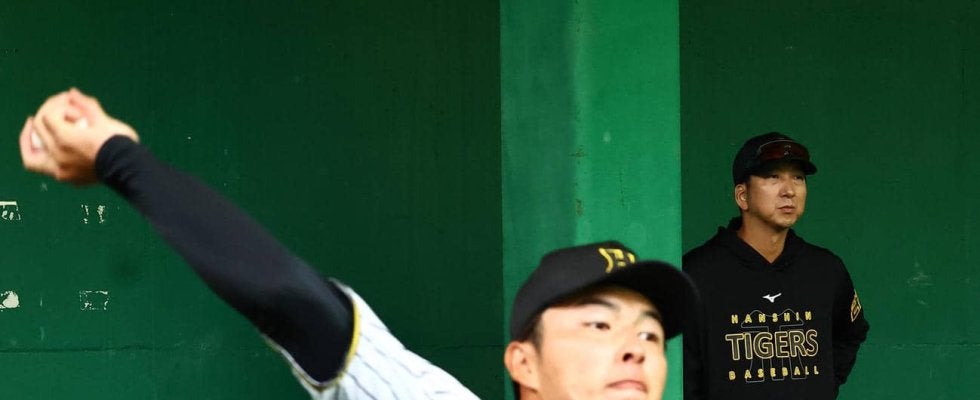 【阪神】藤川監督　捕手が「座ったらもっとたたけ」ブルペンで椎葉剛を直接指導