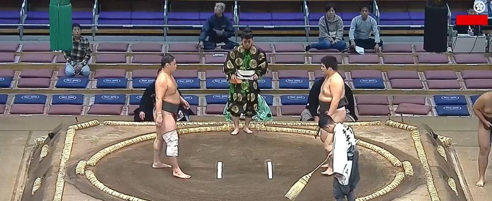 「え、なんで坊主？」「何事？」大相撲、土俵下で驚きの光景…親方の行動にファン困惑、感動も 最初の取組での一コマに反響広がる