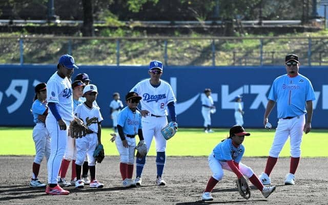 ドラ1の石川昂弥選手らがトス　初の高知キャンプで中日が野球教室