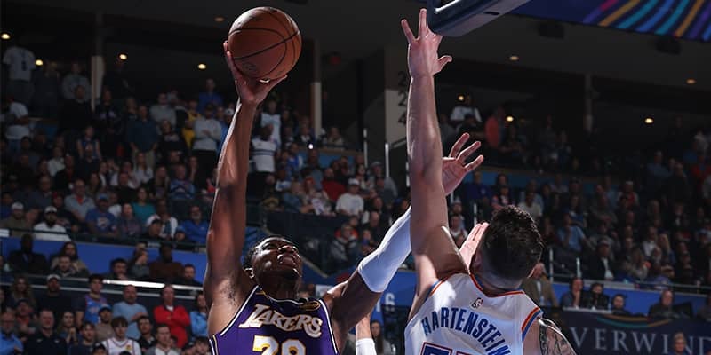 レイカーズが昨季王者サンダーに29点差で完敗…八村塁は2本の3Pを含む13得点