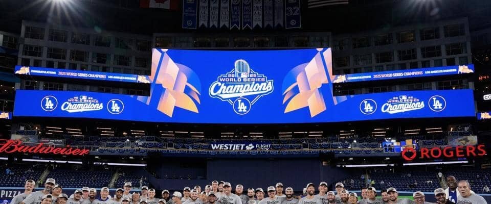 ドジャース奥さま会の熱い絆！　スイートで円陣、お揃い白コートでバスに同乗、ロッカーでのレア姿まで…一丸で闘った