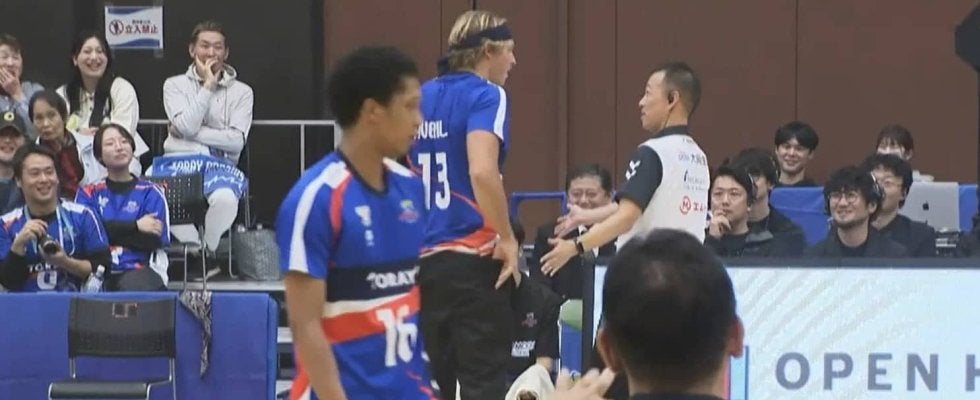 何やってんだよ！ 男子バレー、選手交代で前代未聞の“珍光景” SNSで真相が明かされて話題「どうしようもなく愛おしい」