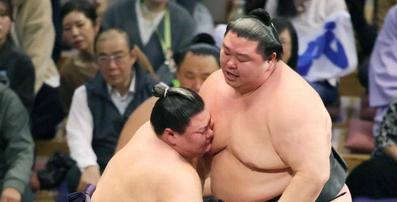 草野改め義ノ富士　同郷熊本の先輩・正代を撃破４勝目　「重い。一発で持っていかれた。初めてで勝てたのは率直にうれしい」
