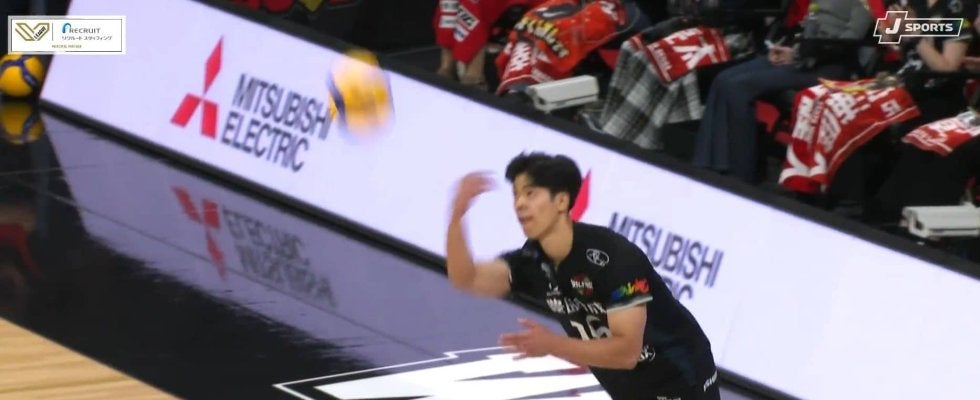 「アニメの軌道やで？」男子バレー、前代未聞の魔球サーブ 屈んで避けたレシーバーの背中を直撃する“謎変化”に公式X「横だけじゃなく下にも」驚き