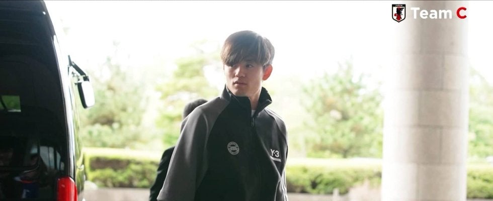 「最先端すぎる」久保建英の“私服コーデ”に同僚も驚愕！「独特のオーラ」「似合ってる」ラグジュアリースタイルで日本代表合流