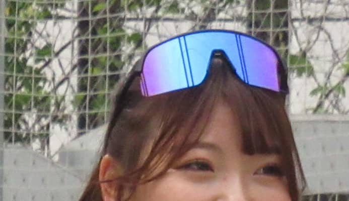 【ビーチバレー】衣笠乃愛“秋コーデ”オフショット公開　ニットで肩出し＆成人祝いバッグも紹介