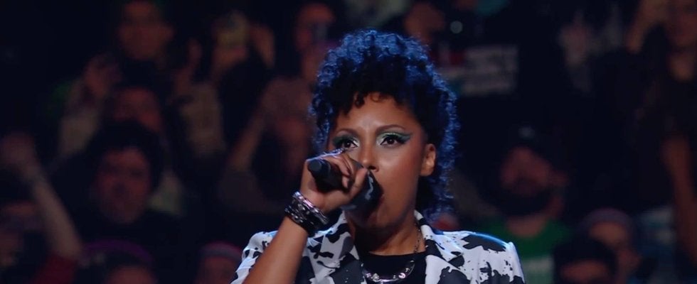 「才能あふれすぎ」美人プロレスリングアナ、まさかの“超絶ドラム技巧”を披露…オアシスの名曲を切れ味鋭く叩きこなす