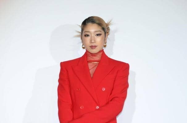 えっ誰？モデル？！東京五輪銀メダリストがクールに登場　パンツスタイルのオーラがすごっ！