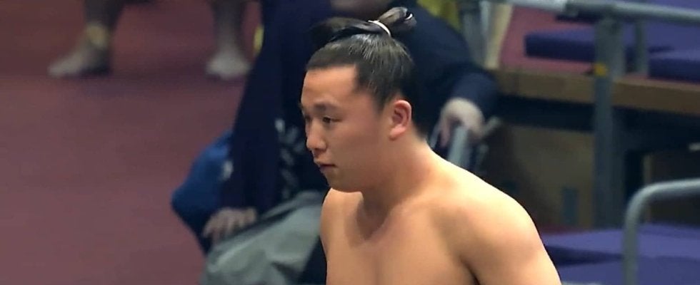 “美四股・美青年”の小兵力士、“足腰”の強さで約100キロ差の巨漢を投げ飛ばす 館内どよめき