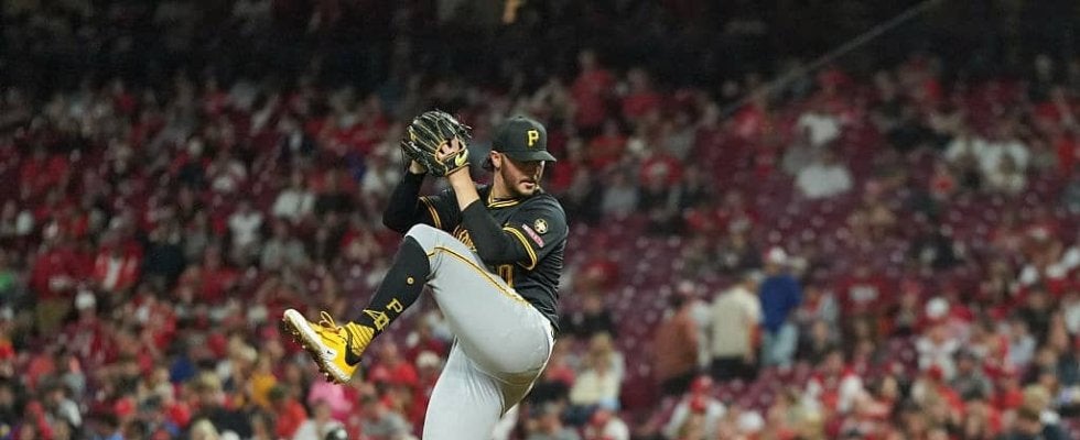 何が起きた…！？ スキーンズ、インフルエンサー彼女とハグ中に“まさかの光景”「可愛すぎる」「癒される」CY賞受賞時の“突然の珍客”が話題に