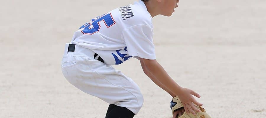 エラーを防ぐ守備の「正しい姿勢」　“脱力と集中”が鍵…小学生で覚えたい肘と膝の役割