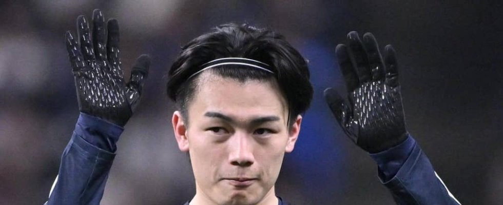 「スタイル良い｣｢天才的にかわいい｣日本代表FW上田綺世の美人モデル妻、真っ黒フリフリ＆ベレー帽のガーリーコーデが沸騰