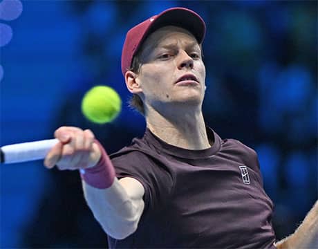  シナー 全勝で3年連続の最終戦4強 