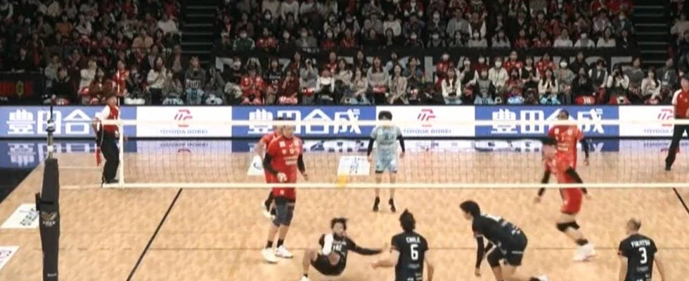 男子バレー、“オーバーヘッドキック”で衝撃レシーブ ネット越しの“妙技”にアリーナ騒然