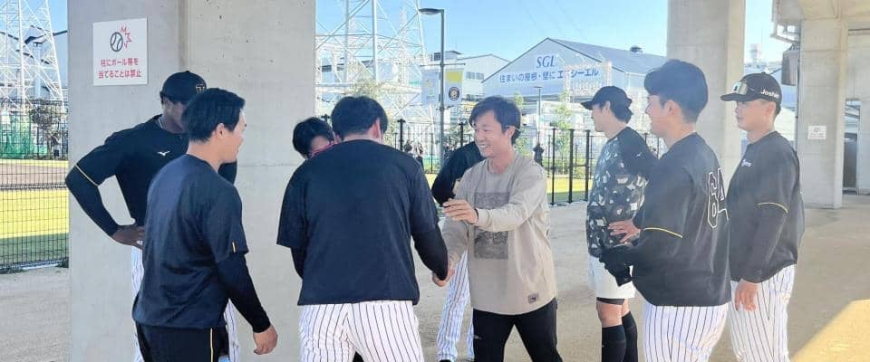 阪神から日本ハムへトレードの島本浩也　ＳＧＬでチームメートと惜別の握手