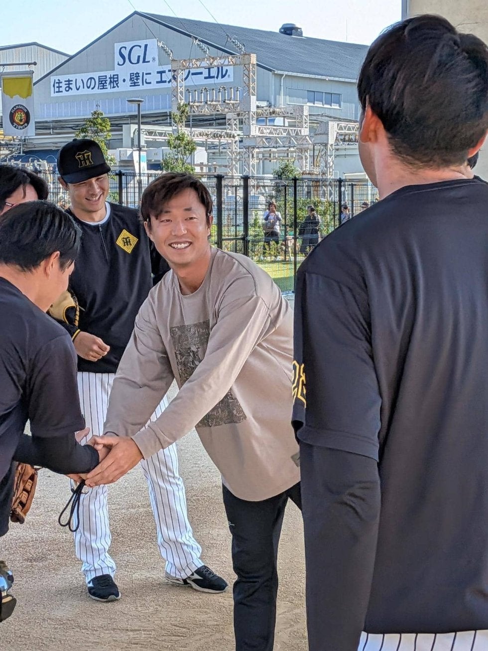 阪神】トレード島本浩也が仲間に別れ 親しまれる人柄表す光景 | 野球 阪神】トレード島本浩也が仲間に別れ 親しまれる人柄表す光景 | 野球