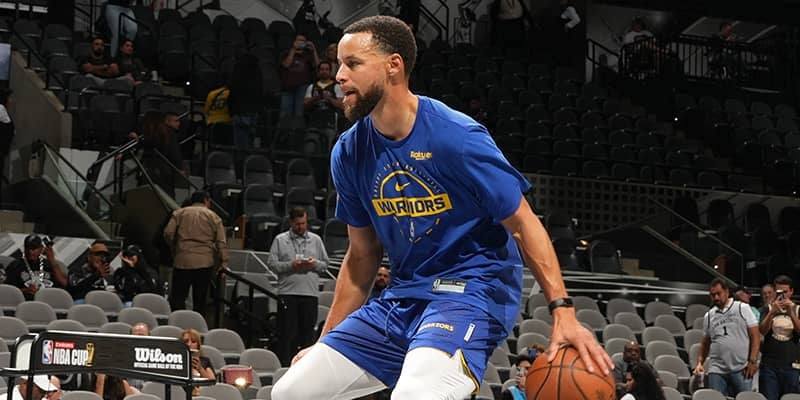 “スニーカーフリーエージェント”のカリー、『コービー 6』を履いてコートに登場