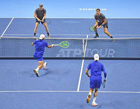  触れた？審判泣かせの珍事 ビデオ判定 