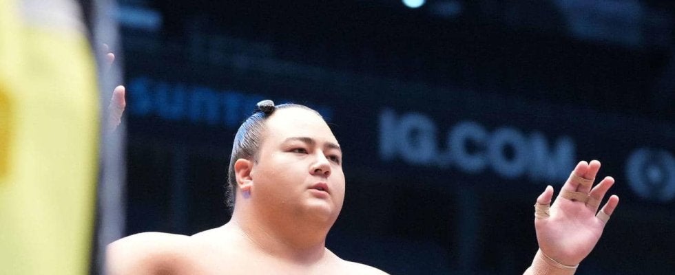 右足首痛で途中出場の丹治が初白星「違和感あるけど、相撲は取れる体」先場所は寝坊不戦敗で話題