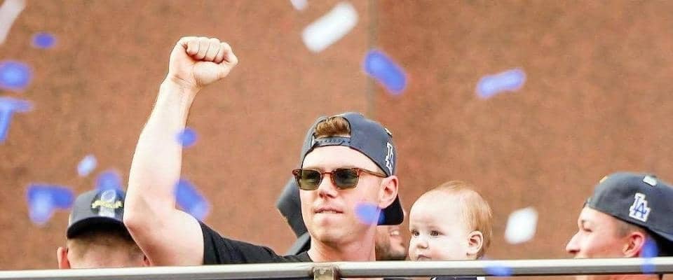 ドジャース　スミス夫妻のフォーマルコーデがすごっ！ド軍奥さま会が絶賛「シャーロットが私のパパとママって言ってるよ」「２人とも完璧」