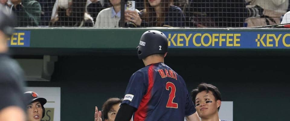 侍ジャパン　同点劇の裏で森下翔太と牧秀悟がほっこりシーン　先輩が後輩に全力タッチ→表情ゆがめて痛がる