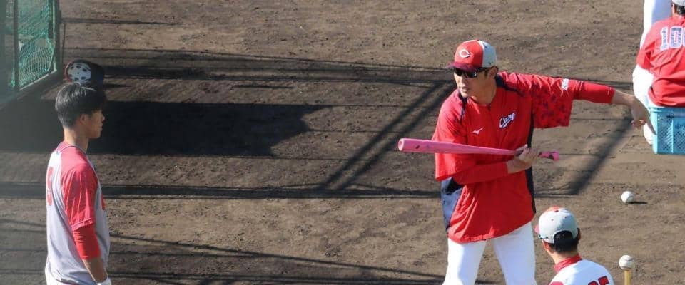 広島・二俣に三振しないための極意　新井監督が実演指導で伝授　変化を実感「意外と引っ張りの打球を打てた」