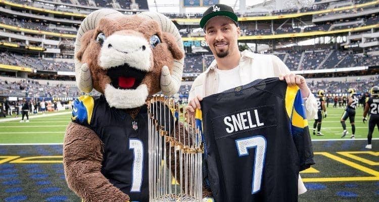 ドジャース・スネル　トロフィーとともにＮＦＬラムズの本拠地へ「ＷＳチャンピオン！！！」　レーカーズやキングスなどに続き