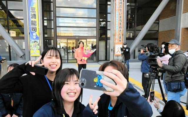 「浜田の英雄」　陸上の三浦龍司選手が帰郷、200人駆けつけ　島根