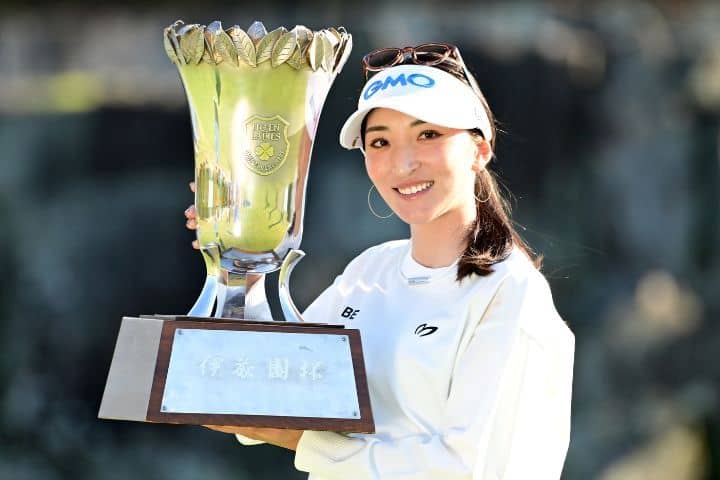 「努力したら夢って叶うんですね」28歳人気女子プロが悲願のツアー初優勝　鬼門の最終日に「65」逆転！8年目の嬉し涙