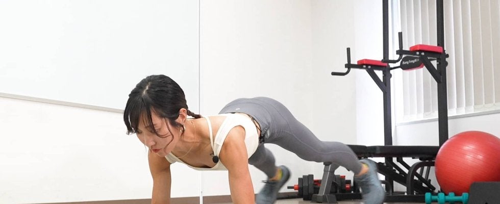 腹筋に直撃！“プランクしながらジャンプ”はお腹を割る最強メニュー（週2）