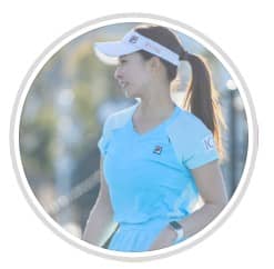 【テニス】「鏡越しにバイーン」園田彩乃、スパで鏡越しに映る水着姿を披露