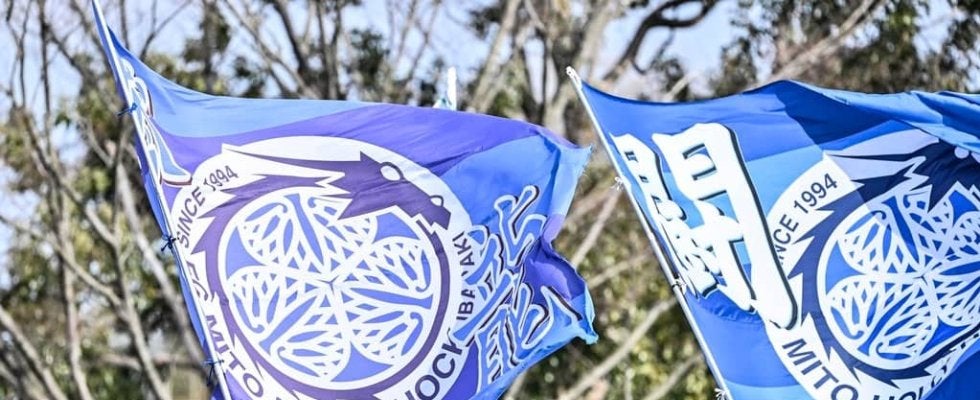 ｢誰?!このカッコいい人!｣Jリーグ英語版がJ2水戸指揮官の“クールな立ち姿ショット”公開！｢海外に森直樹がばれてしまう！｣とカリスマ性を感じさせる1枚