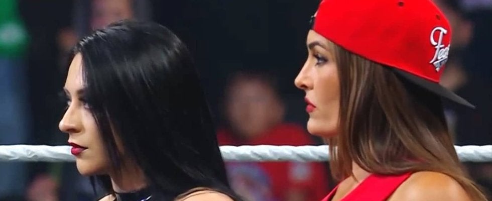 「脱いだ」「スタイルえぐ」女子レスラー、“裏切り”の凶行直後にファン驚愕 相棒をベルトで殴打→Tシャツ破り捨て“ヒール”を誇示