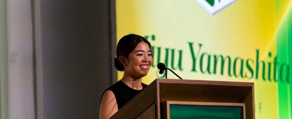 米女子新人賞獲得の山下美夢有が黒ドレスで表彰式出席、英語で「本当に光栄」と喜びのスピーチ