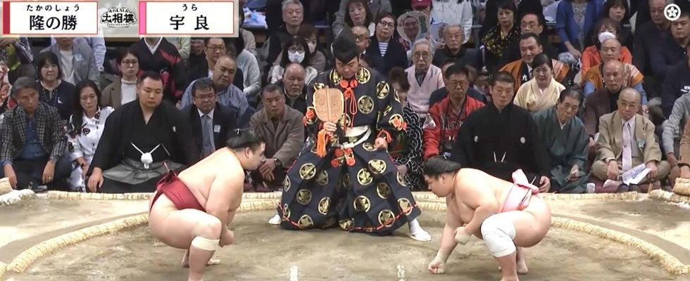 「お元気そうで何より」大相撲中継での“お姿”に安堵の声相次ぐ 骨折？「めっちゃ動いてる」驚きの声も