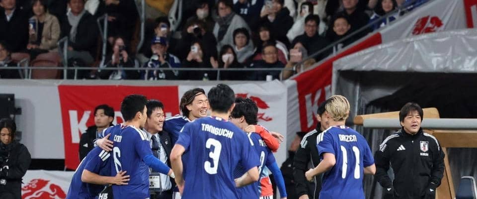 森保監督「感謝」の１００戦目　ゴールで選手の歓喜の輪に異例の参加「『来い来い』と」選手発案、遠藤「点取ったら行こうと」試合後はサプライズ背番号「１００」ユニ贈られ笑顔