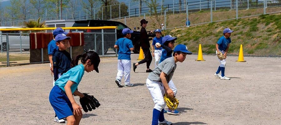 捕球・送球が向上する「壁当て」の方法とは　小学生にお勧め…楽しく磨ける“予知能力”