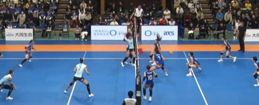 女子バレー、“軟体美技”の開脚レシーブ 地面スレスレで得点に繋がる好プレー コートを叩きながら大喜び