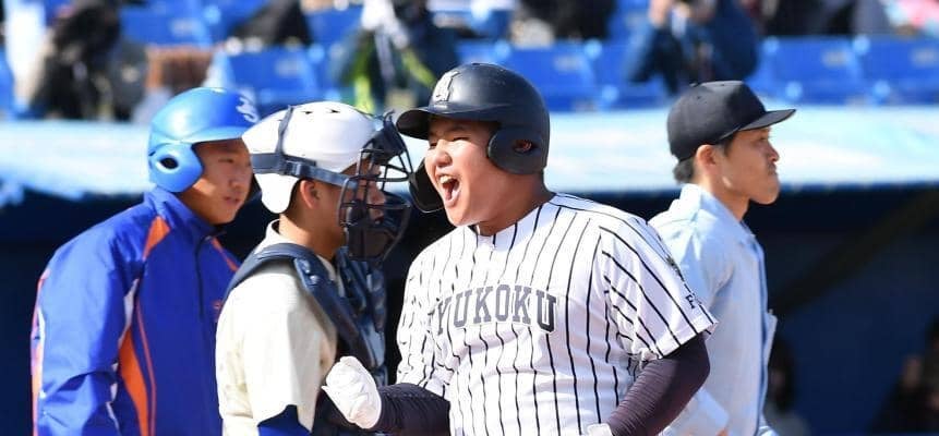 九州国際大付が神宮大会初Ｖ　１３安打１１得点大勝で歓喜の輪　九州地区代表の優勝は１２年ぶり
