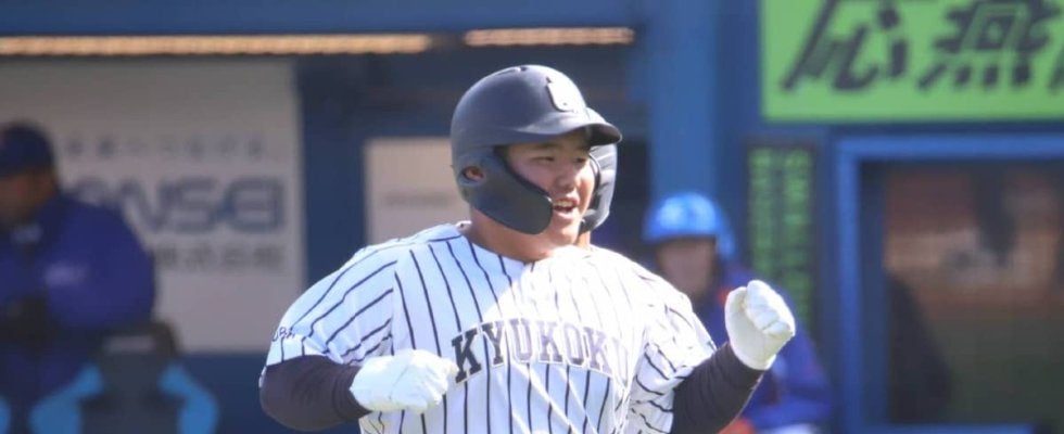 九州国際大付の巨漢スラッガーが特大弾！ニコニコ笑顔は高校野球ファンを虜に【明治神宮大会】