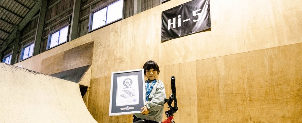 弱冠5歳のBMXライダー田村紬が「バックフリップ男子最年少記録」でギネス世界記録™を樹立！