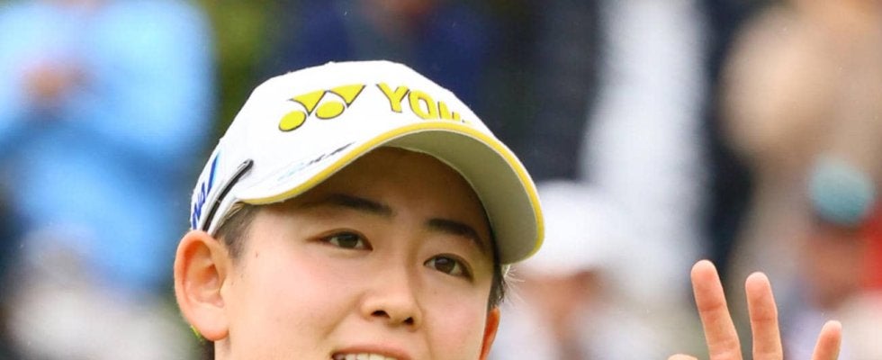 岩井明愛がLPGA表彰式のオフショット公開　グリーンジャケットでヘアメイクの様子も