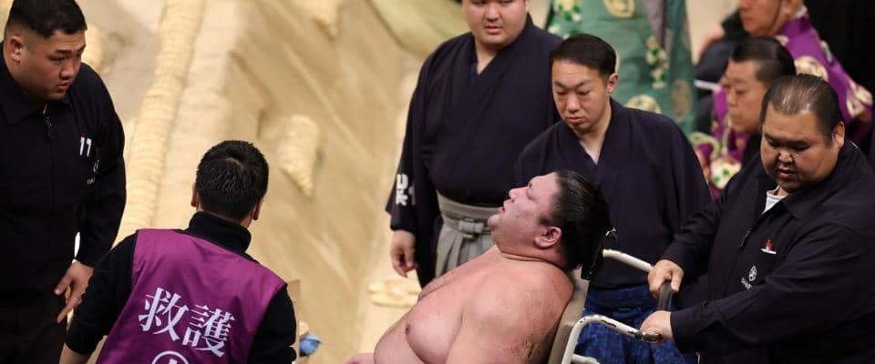 自力で立ち上がれず、十両の紫雷が車いすで運ばれる　左膝付近を痛めたか【大相撲九州場所】
