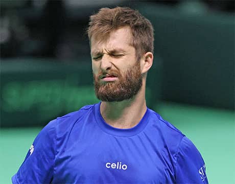  珍プレーで流れ一変、痛恨の逆転負け 