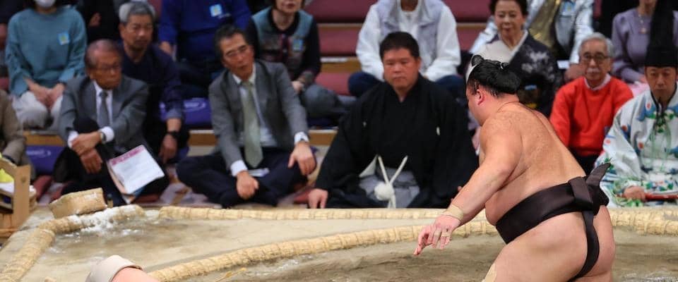 「目を疑った」九州場所に連日姿のベテラン俳優にＳＮＳ驚き「ろっ骨骨折したって言うてたのに元気やな」最前列赤ニット姿で土俵に熱視線