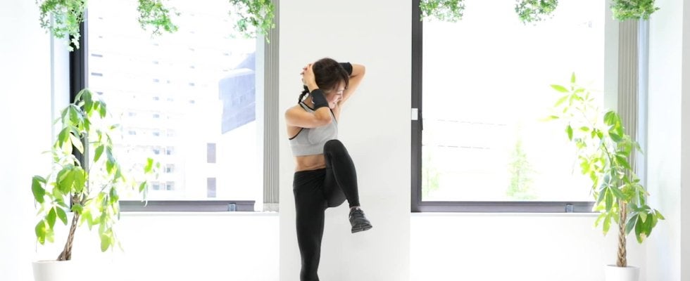 8分でお腹スッキリ！座らずできる“立ち腹筋”がアツい